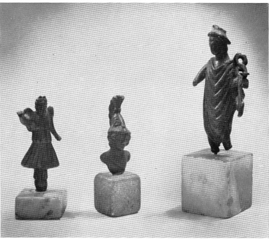 Fig.  1.  — Bronzes  de Bavai. A droite,  Mercure ;  à gauche,  Victoire ;  au  milieu, Mars  casqué