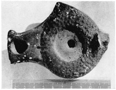 Fig.  21.  — ■  Épave du Dramont.  Lampe delphinoïde.  (Cl. J.  M. Eouquelle). 