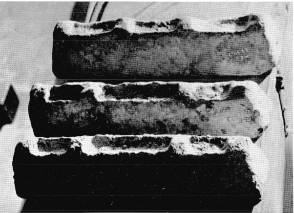 Fig. 25.  —  Épave de l'ilot Gavetti  (Corse). Trois saumons de plomb avec marque.  (Cl