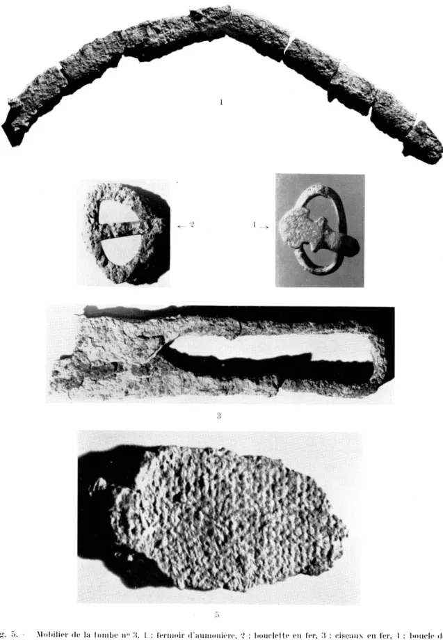 Fig.  5.  —  Mobilier de la tombe n°  3.  1  :  fermoir d&#34;aumonière,  2  :  bouclette en fer,  3  :  ciseaux  en fer,  4  :  boucle de  ceinture  en bronze,  5  :  Empreinte d'étoffe sur  le  fer  des  ciseaux