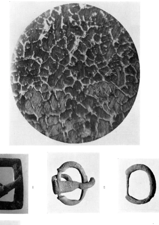 Fig.  10.  —  Boucles de  ceinture en  bronze :  1  et  2,  de  deux tombes démolies  avant fouille ;  3  et  4,  de la tombe n°  9