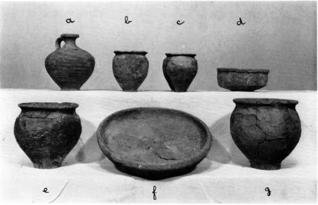 Fig.  16.  —  Vases  de  la  tombe  9. 