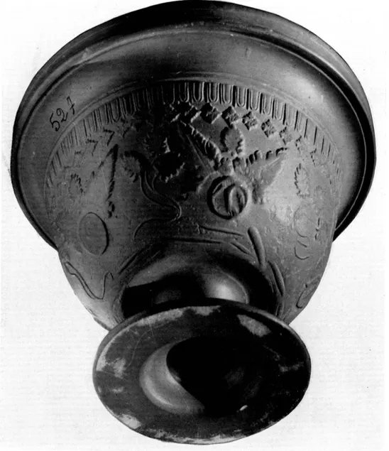 Fig. 8.  — Vase  n°  1,  série  C,  de la  fabrique de  Lezoux.  On  voit  ici les  ornements  en forme  de  pétales  qui  entourent le  bas  de  la panse,  et  qui se retrouvent  sur le  vase n° 3,  fig