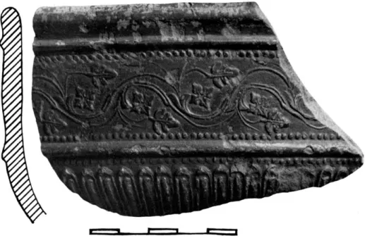 Fig.  10.  -  Fragment de vase caréné (forme Dragendorff 29), du musée de Roanne. On voit, dans  les ondulations du iinceau, les  mêmes petits ornements cruciformes que sur le vase n°  1,  série 