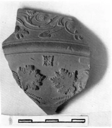 Fig.  11.  —  Fragment  de  vase  29,  musée  de  Lezoux  (Puy-de-  Dôme).  Sur  la  panse,  même  ornement  cruciforme  que  sur  les  fig