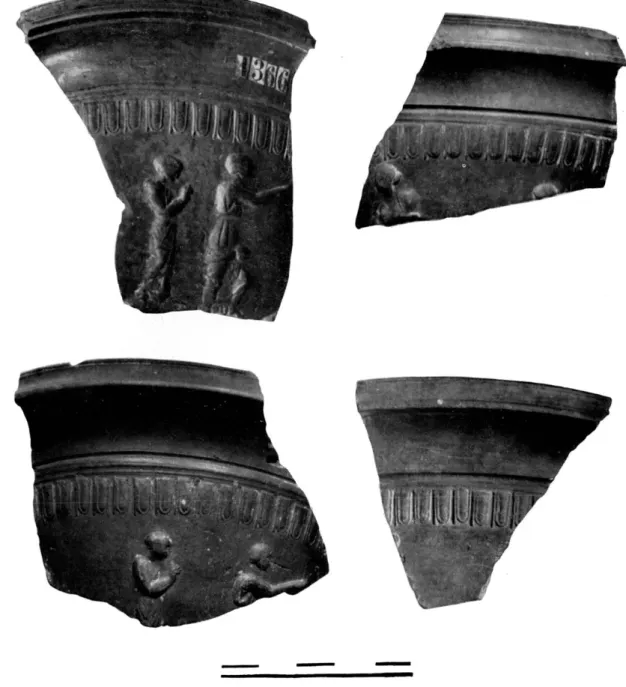 Fig.  12. -  -  Vase n°  2  de  la  série C  (Lezouxi.  Quatre  fragments  représentant  deux  fois la  même  scène
