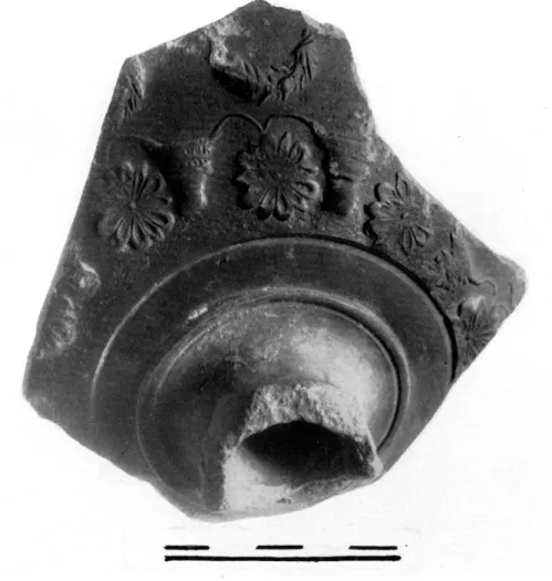 Fig.  16. - — Vase n° 4,  série G.  Le haut du pied est entouré d'un anneau comme les nos 3 et  7