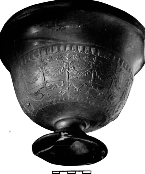 Fig. 5.  — Vase du potier Volus. On voit la signature de l'artisan à mi-hauteur de la panse n° 1, série B