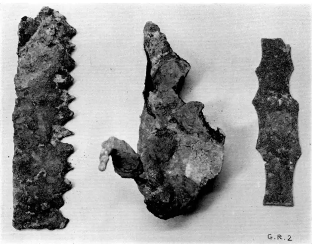 Fig.  2. — Scie, truelle et  lame de bronze  antiques retrouvées dans les galeries des Fantasques,  à Lyon
