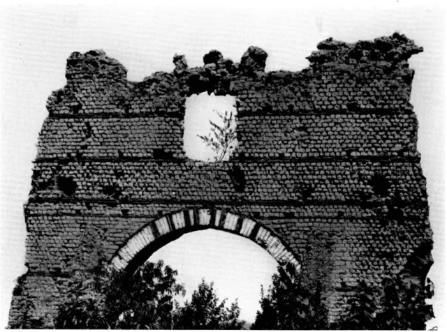Fig.  8.  Le sommet de Y Arc de Diane avant la  restauration  de  1930. 