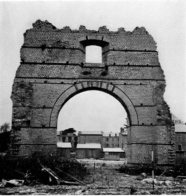 Fig.  3.  —  U'Arc de  Diane.  Face  nord  (état  en janvier  1953). 