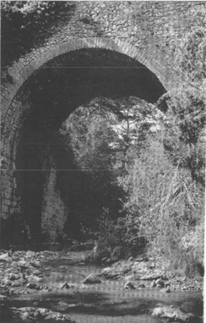 Fig.  6.  — Pont de  Ganagobie  :  élévation de la base de la culée nord. 