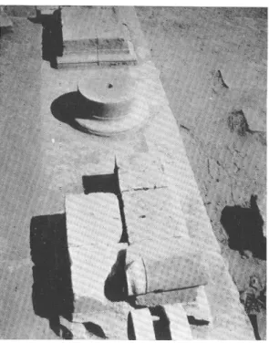 Fig.  3.  —  Escalier  montant  à  la  terrasse  indigène  ;  les  premiers  degrés  ont  été  détruits  pour  permettre  la  construction  de  la  façade  décorative  romaine ;  dans  le  mur  de  l'escalier,  réemploi  du  chapiteau  à 