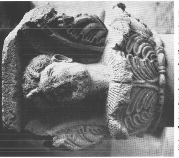 Fig.  4.  —  Chapiteau  à  figures,  face  décorée  d'une  tête  de  divinité  diadémée