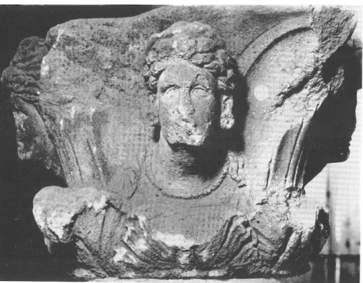 Fig.  8.  —  L'une  des  faces  du  chapiteau  à  figures  de la tombe  Campanari à Vulci (Musée  de  Florence)