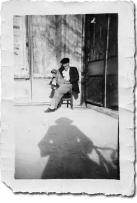 Fig. 8. Photographe amateur (amie de Marcel Garlué), M. Garlué en train de fumer ;  un modèle de photographie oblique : la jeune photographe immortalise son ombre  autant que l’image de son ami, mais le cliché garde toute sa force évocatrice pour le jeune 