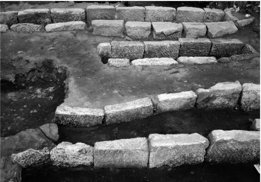 Fig. 18 - Saint-Gilles-du-Gard, les fouilles du cloître en 2010, coffrages de pierre (SP 1212, 1238, 1166, 1205, 1141).