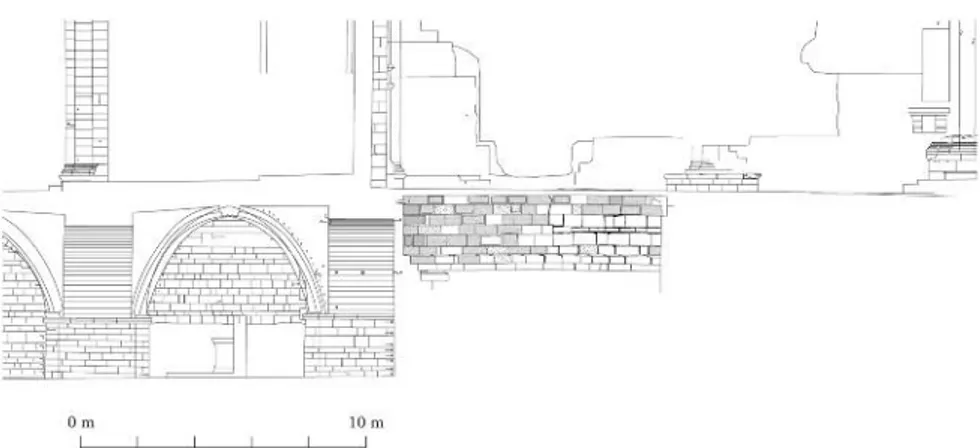 Fig. 2 - Saint-Gilles-du-Gard, ancienne abbatiale, coupe et plan schématiques du mur est-ouest dégagé sous  la  croisée  du  transept,  R