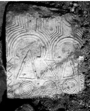 Fig. 9b - Saint-Gilles-du-Gard, ancienne abbatiale, plaques de chancel in situ après dégagement partiel du remblai de  fin  de  chantier  de  l’abbatiale  romane  (sondage C