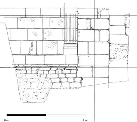 Fig. 12 - Saint-Gilles-du-Gard, plan de l’espace claustral avec l’emprise de la fouille de 2010 et l’emplacement restituée des murs-bahuts des galeries dans leur second état (H