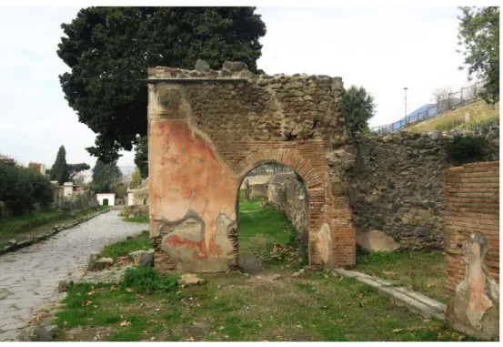Fig. 6 – Vue de l’arche d’entré au portique depuis le trottoir en face de N12.