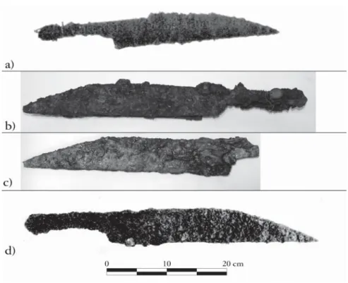 Fig. 16. Couteaux longs de Pompéi (échelle 1/5). a) Une des sept lames découvertes en I 9, 2, associées à six couperets (Inv