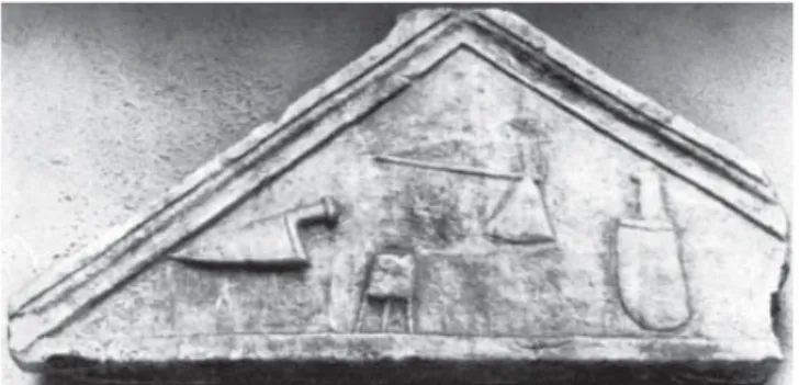 Fig. 4. Tympan anépigraphe d’Amiternum (L’Aquila, Museo  Nazionale, sezione archeologica, inv