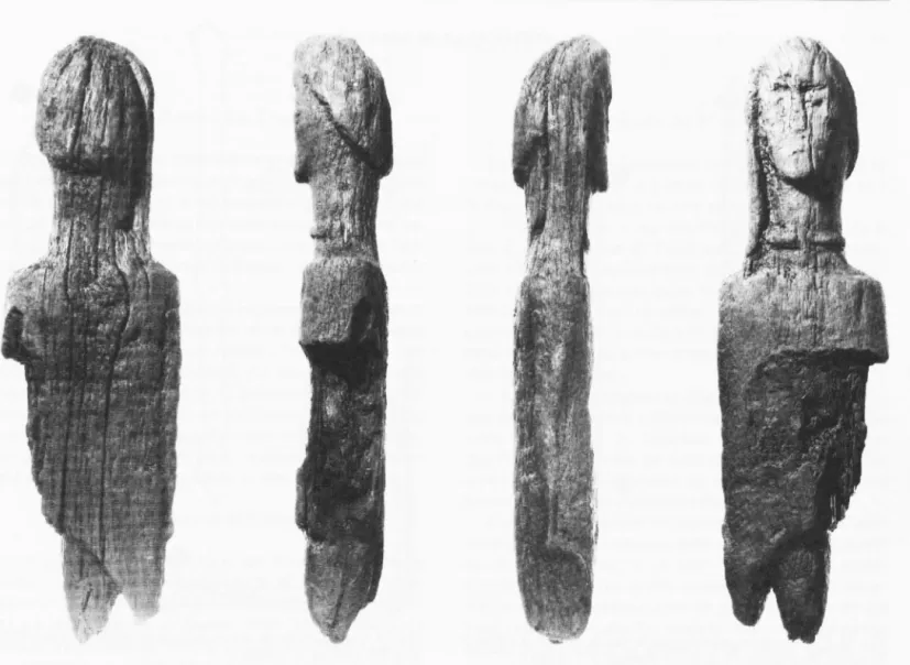 Fig.  12. Rue  des  Philosophes  13: statue  en  bois de  chêne.  (Photo  Y. André,  Musée  cantonal  d'archéologie  et d'histoire,  Lausanne)