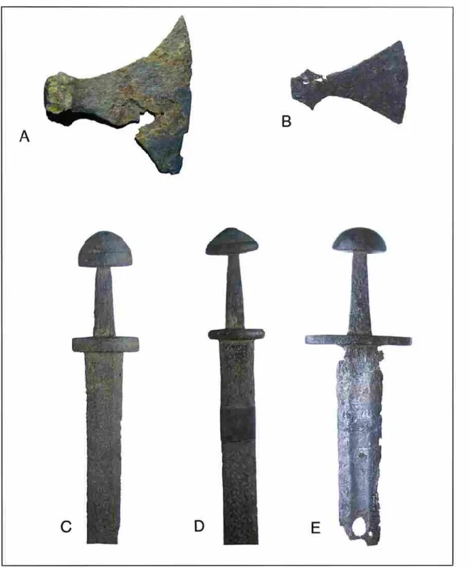 Fig. 1. Armes vikings trouvées dans le lit de la Seine, région de Rouen (a et b : haches d’armes ; c, d et e : épées  scandinaves ou d’un type utilisé par les Vikings).