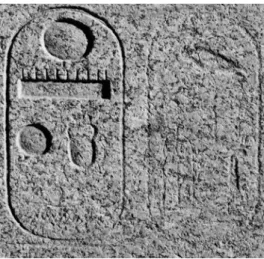 Fig. 5. Détail des cartouches du tableau de la face nord de l’obélisque sud du IV e  pylône :   Mn-ḫpr-Rʿ jr~n Rʿ, Ḏḥwty-ms ḥqȝ mȝʿ(.t) 