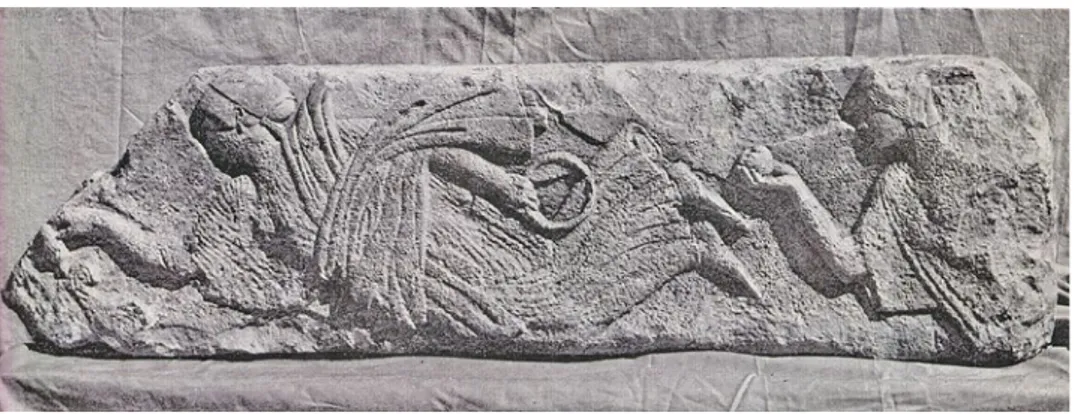 Fig. 9 : Relief de Xanthos, femmes ailées à la couronne et au fruit, vers 470-450, Istanbul, musée archéologique,  inv. 5449 T (d’après P. Demargne, “Sur un relief de Xanthos”, Revue Archéologique, 1968, fasc 1, fig. 1).