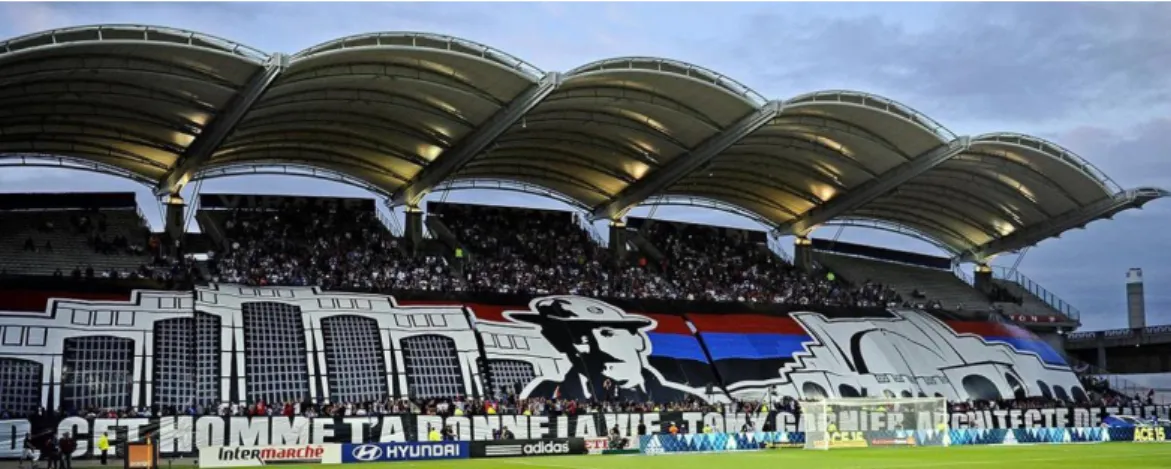 Figure 32 – Tifo organisé en virage Nord de Gerland pour rendre hommage à Tony Garnier, Olympique Lyonnais, 9 août 2015 