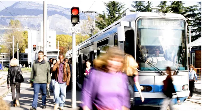Figure  9:  Rame  de  Tramway  sur  le  campus  universitaire  de  Grenoble  aux  heures  de  pointes,  Source:  PDU  2014-2030 