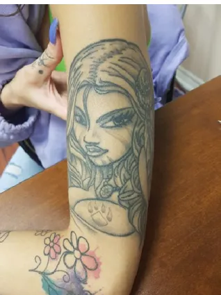 Figure 19. Toby Sicks, Tatouage représentant une femme autochtone, 2018, tatouage à la machine,  tatouée: Kara-Jade