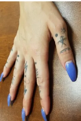 Figure 33. Toby Sicks, Tatouage main droite, 2017, tatouage à la machine, tatouée: Kara-Jade  Lucas Michaels
