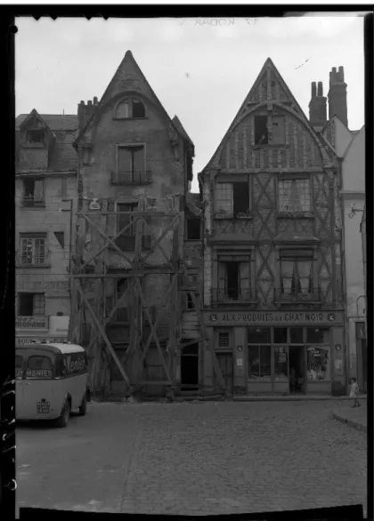 Figure 1 : Des maisons de la place Plumereau avant leur restauration. 