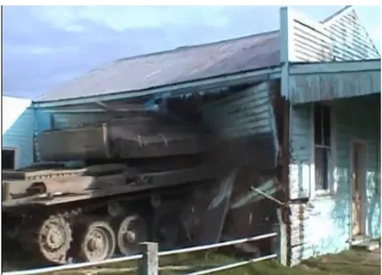 Figure 5 : Un tank défonçant une maison. (Vidéo mis en ligne sur Youtube par Trakabat le 1er septembre  2009.) 