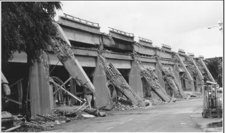 Figure 1.24  Effondrement du Cypress Street Viaduct lors du séisme de Loma Prieta. 