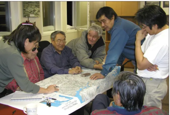 Figure 2.2 Un exemple de consultation publique. Celle-ci était liée à la création du  Parc  national  Kuururjuaq  (photo  :  Josée  Brunelle,  gracieuseté  de  l’Administration  régionale Kativik (ARK))