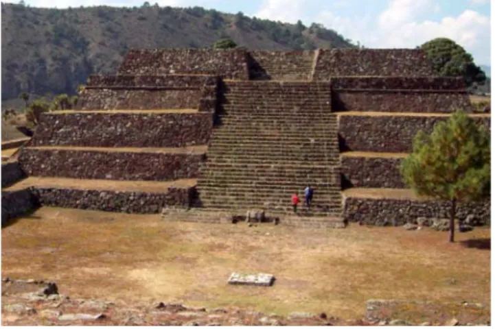 Figure 3. Asymmetry in Cantona’s construction as seen by  comparing the right and left sides of the temple pyramid  staircase