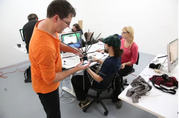 Figure 6 - Atelier sur les objets à comportements, La Chambre Blanche, 2015  Crédit photo : Samuel Bianchini 