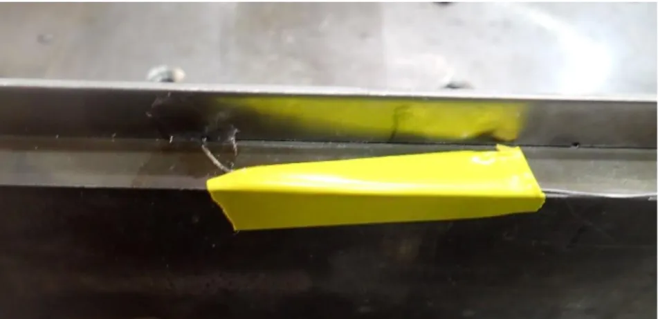 Figure 3.16: Thermocouple fixé sous la feuille d'acier avant un essai de mesure de température à l'interface  Jonction bimétallique du thermocouple 