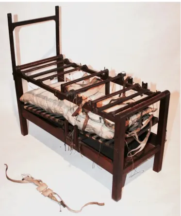 Figure  7:  Maquette  d’un  lit  orthorachidique  pour  une  cyphose  lombaire,  réalisée  vers  1834