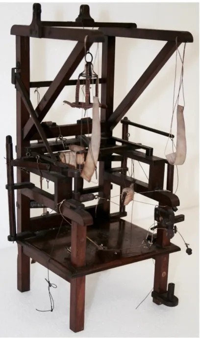 Figure 11: Maquette d’un fauteuil orthorachidique pour une scoliose dorsale avec incurvation  très  forte à gauche,  redressement  de la tête au  moyen  d'un  casque, réalisée vers 1834