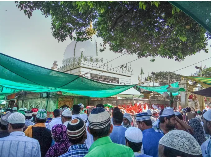 figure 1 : des croyants musulmans prient face au mausolée du saint soufi Muinuddin Chishti, dans la  ville d’Ajmer au Rajasthan