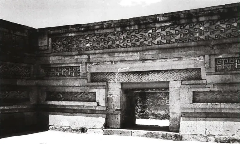 Fig. 7. Façade intérieure du Palais des Colonnes, Mitia. Tiré de Taladoice et Faugère-Kalfon, 1 995.