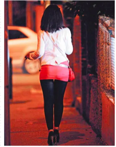 Figure 9 : Femme marchant seule dans la rue le soir 