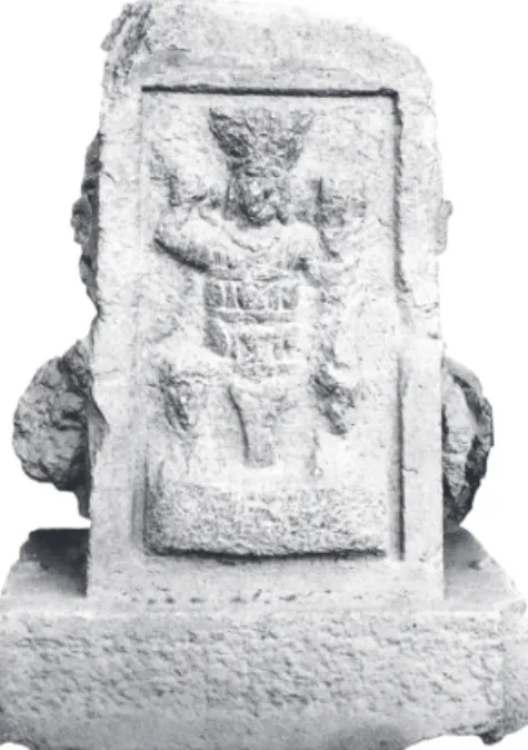 Fig. 3 – Autel de Btédaai, Musée  national de Beyrouth. Facsimilé   C. de la Chaussée, dans H