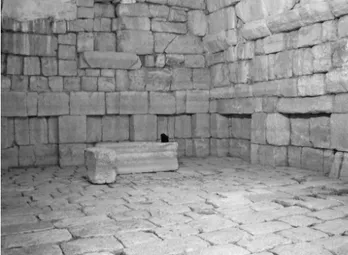 Figure 10 : Réservoir antique englobé dans la station de captage,  en contrebas du site (photo Kh