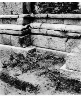 Fig.  10  Fondations en latérite du  Vidyâvinïtapallavaparamesvaragrha  à Kùram.  Cliché  :  Ch